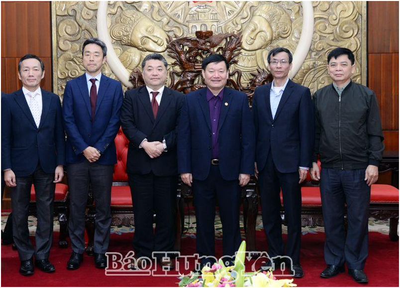 Đồng chí Chủ tịch UBND tỉnh Nguyễn Văn Phóng và các đại biểu chụp ảnh lưu niệm