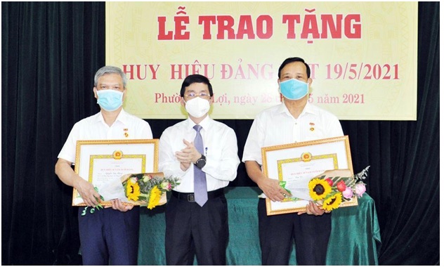 Đồng chí nguyễn duy hưng, phó bí thư thường trực  tỉnh ủy trao huy hiệu đảng tại phường lê lợi