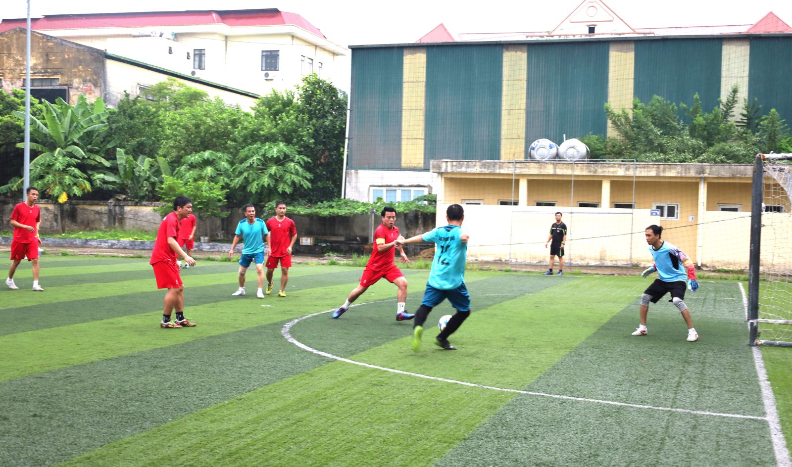 Thủ lĩnh phong trào Công đoàn tỉnh trực tiếp ra sân thi đấu bóng đá cùng đoàn viên