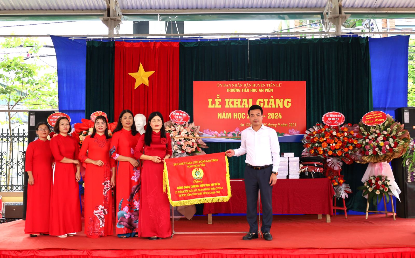 Các đồng chí Lãnh đạo Liên đoàn Lao động tỉnh dự khai giảng năm học mới 2023 - 2024