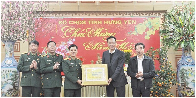 Đồng chí Bí thư Tỉnh ủy thăm, chúc Tết cán bộ, chiến sỹ Bộ Chỉ huy quân sự tỉnh và cán bộ, nhân viên y tế Bệnh viện Đa khoa tỉnh