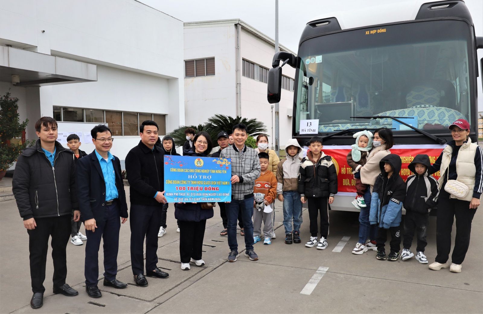 Liên đoàn Lao động tỉnh Hưng Yên tiễn công nhân lao động thuộc Công đoàn các Khu Công nghiệp tỉnh về quê ăn Tết